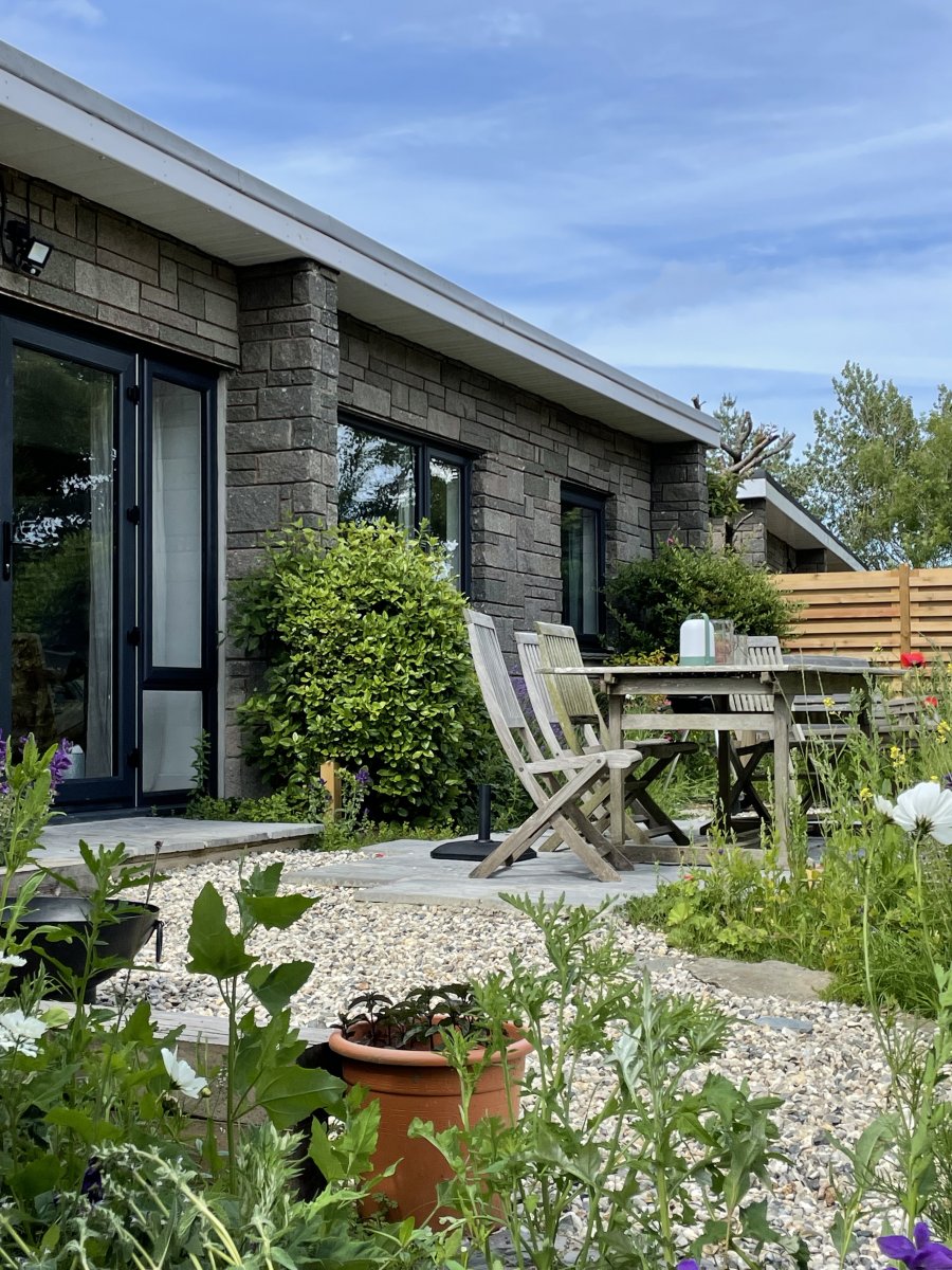 Moor and Sea - pretty outside seating space and garden